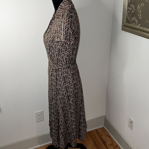 BCBG MaxAzria brown print wrap around circular dress V cleavage Sz M - Picture 3 of 6